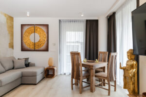 Queen Suite aaa living 01 queen 2025