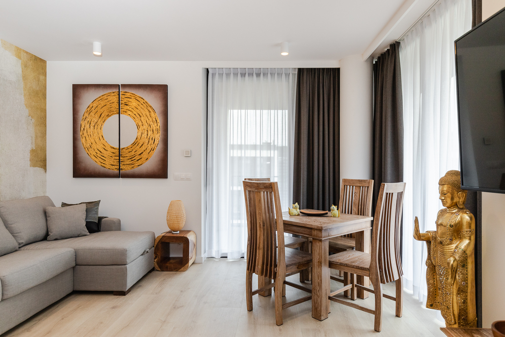 aaa living 01 queen 2025